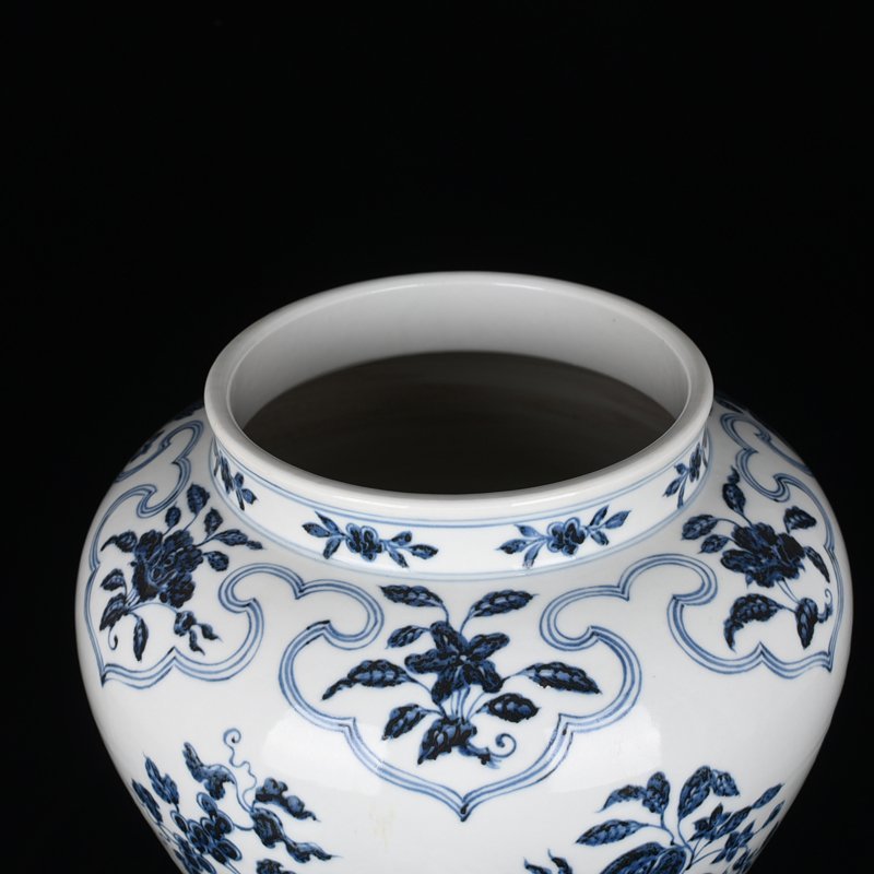 Ming Dynasty Xuande blue and white covered jar with broken branch flower and fruit