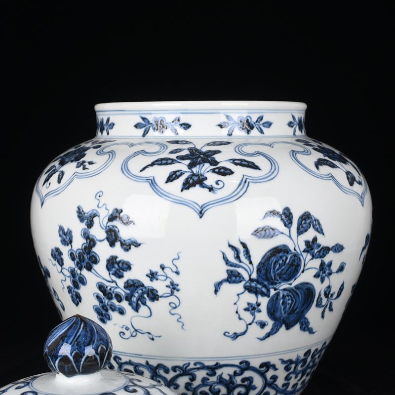 Ming Dynasty Xuande blue and white covered jar with broken branch flower and fruit
