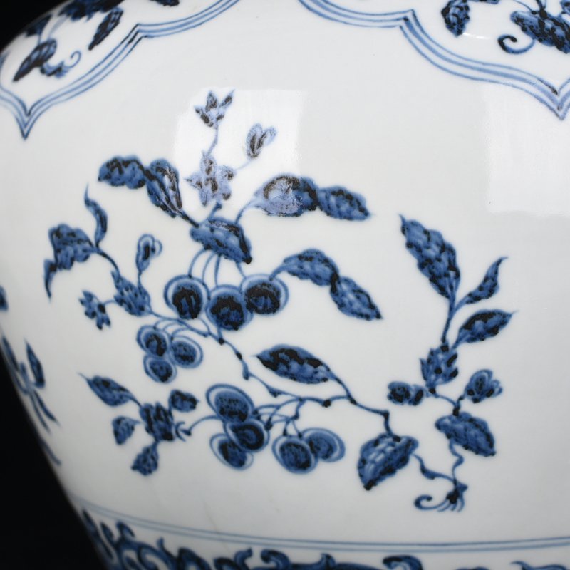 Ming Dynasty Xuande blue and white covered jar with broken branch flower and fruit