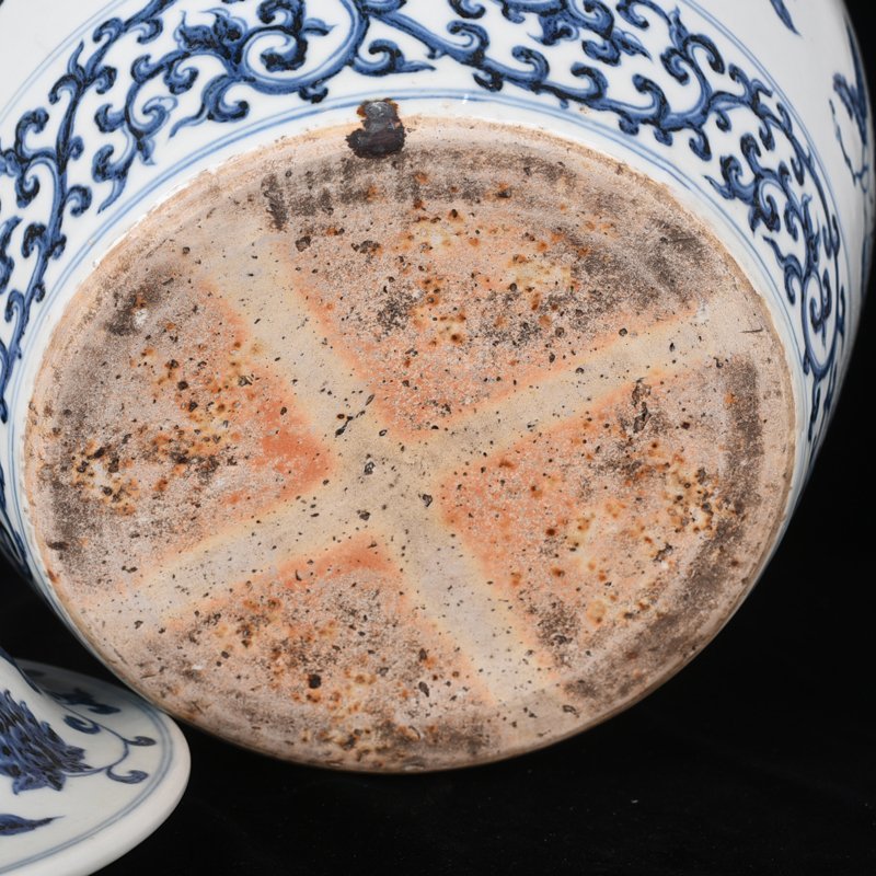 Ming Dynasty Xuande blue and white covered jar with broken branch flower and fruit