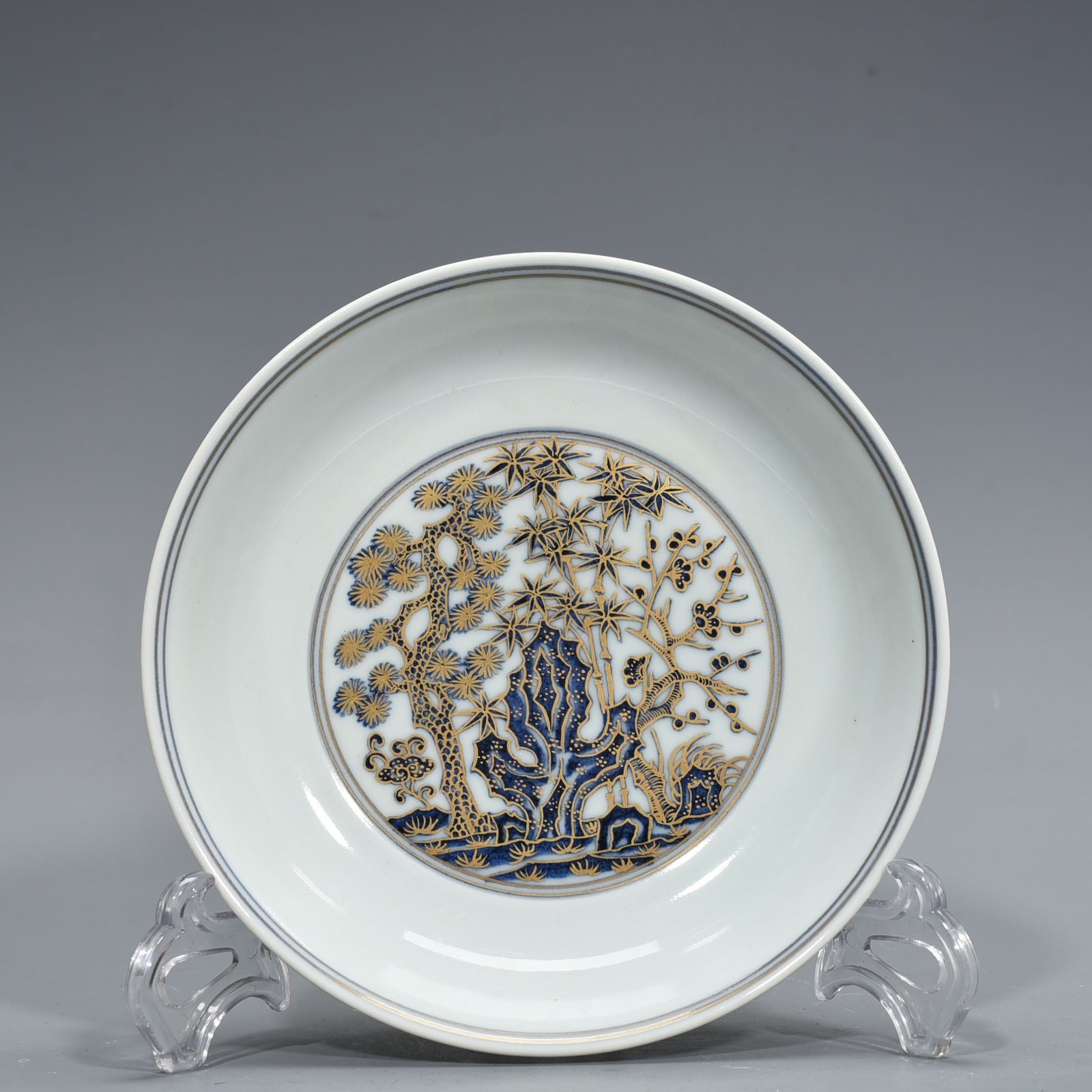 Ming Dynasty Xuande blue and white gold plate with pine