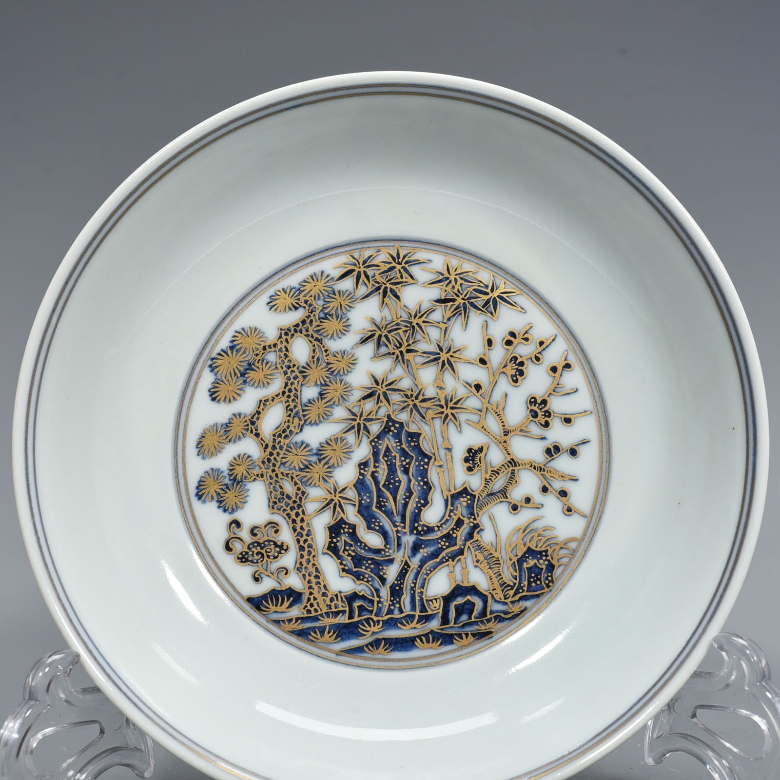 Ming Dynasty Xuande blue and white gold plate with pine