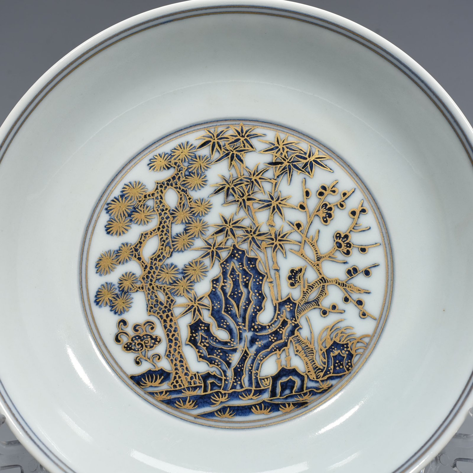 Ming Dynasty Xuande blue and white gold plate with pine