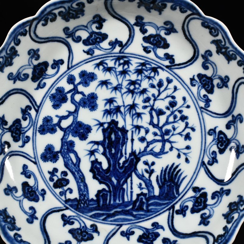Ming Dynasty Xuande blue and white pine bamboo and plum pattern plate