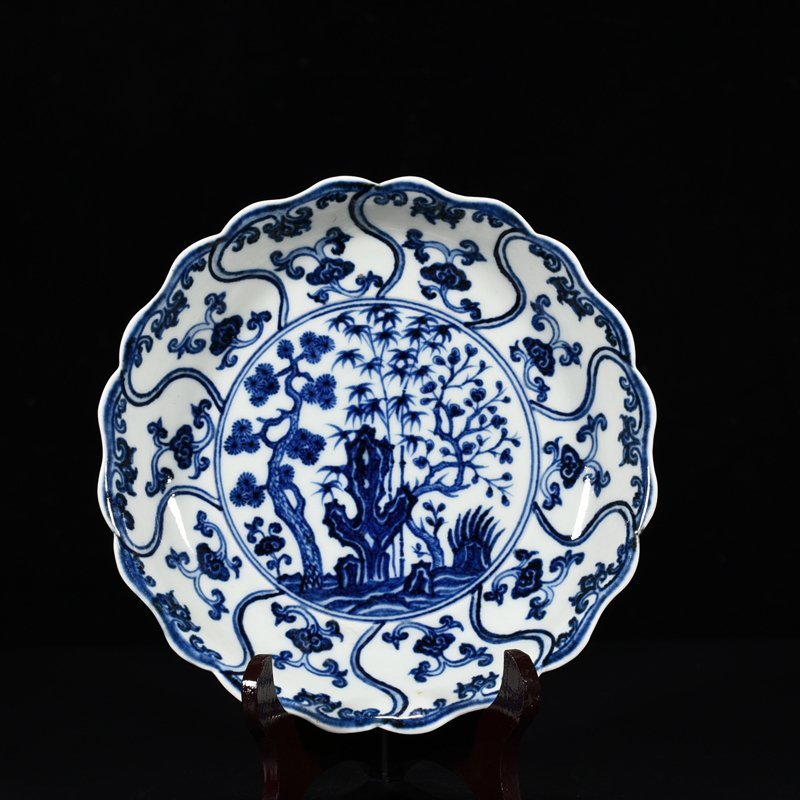 Ming Dynasty Xuande blue and white pine bamboo and plum pattern plate
