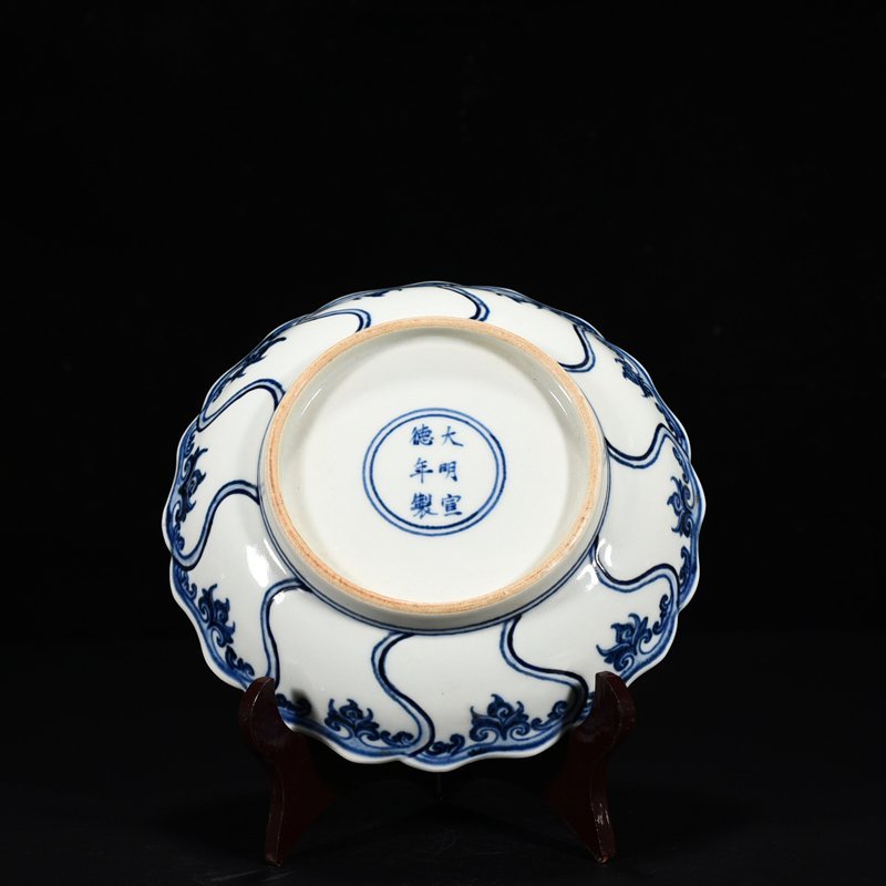 Ming Dynasty Xuande blue and white pine bamboo and plum pattern plate