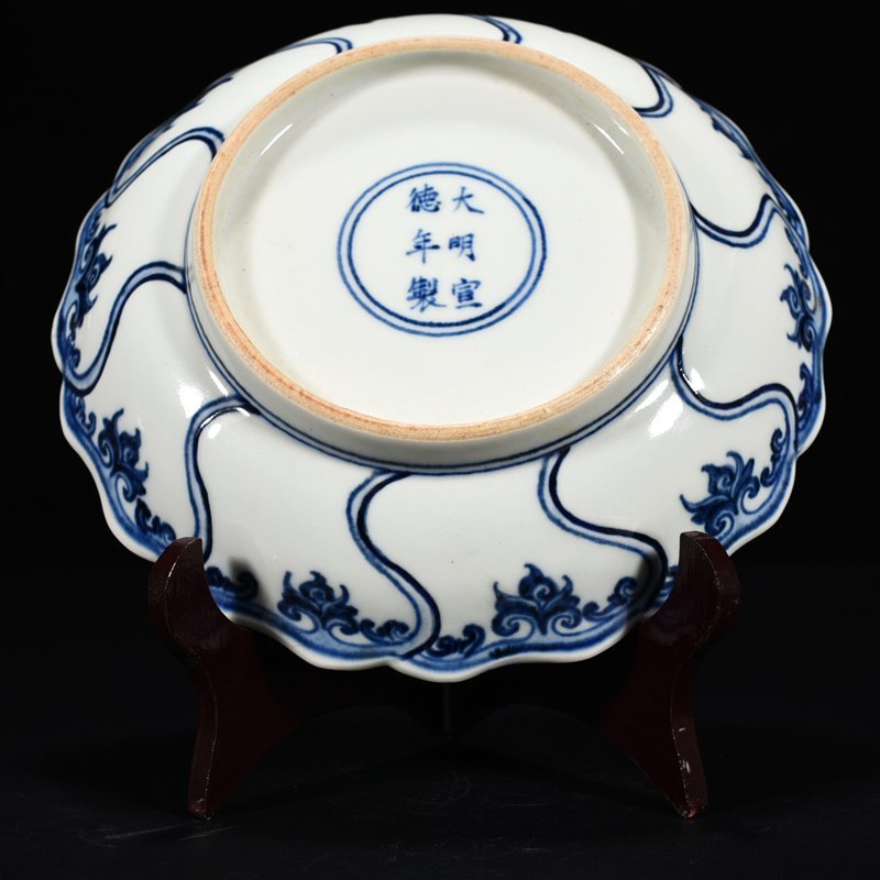 Ming Dynasty Xuande blue and white pine bamboo and plum pattern plate