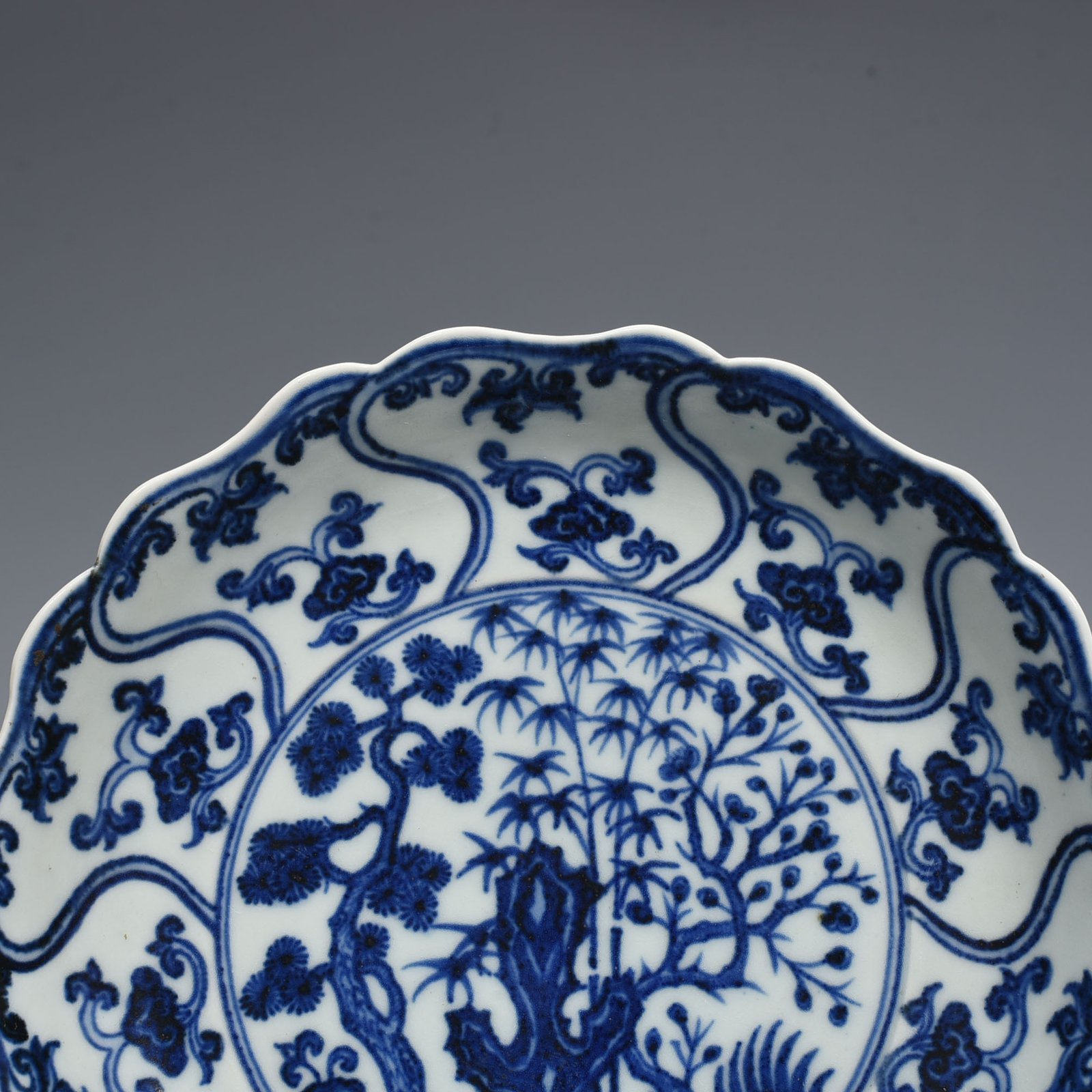 Ming Dynasty Xuande blue and white pine bamboo and plum pattern plate