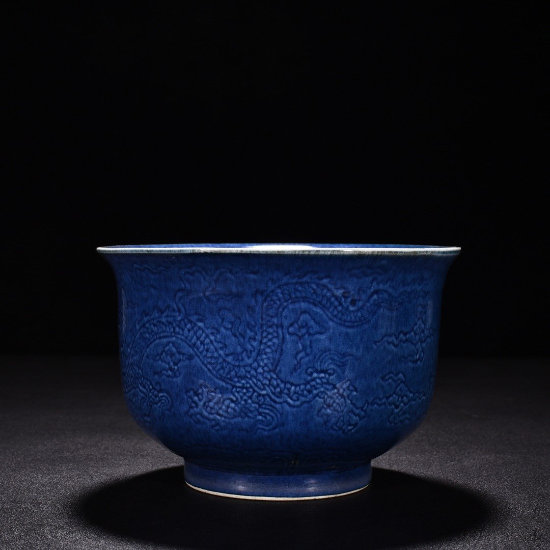 Ming Dynasty Xuande blue and white flower-sprinkled blue glaze golden bell bowl