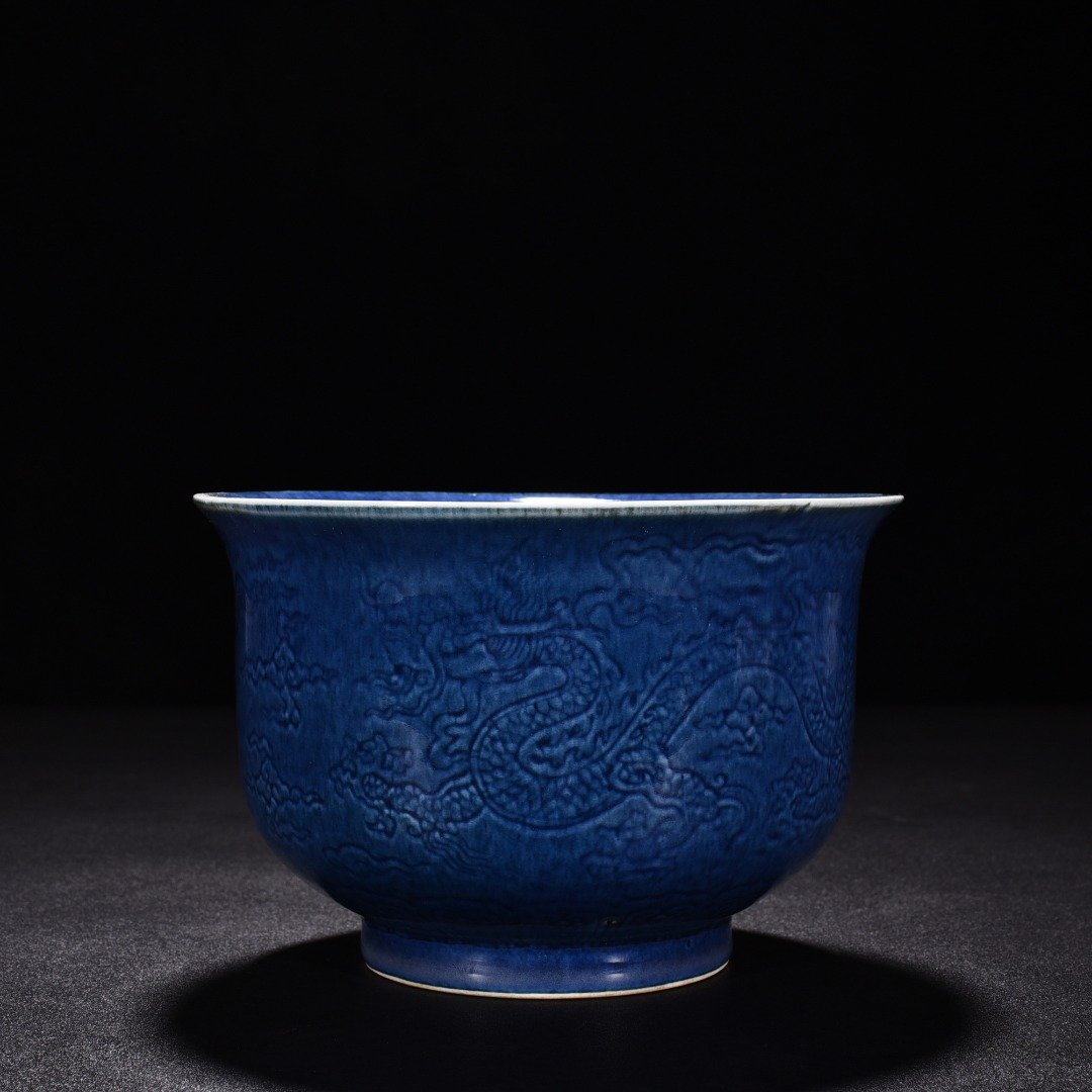 Ming Dynasty Xuande blue and white flower-sprinkled blue glaze golden bell bowl