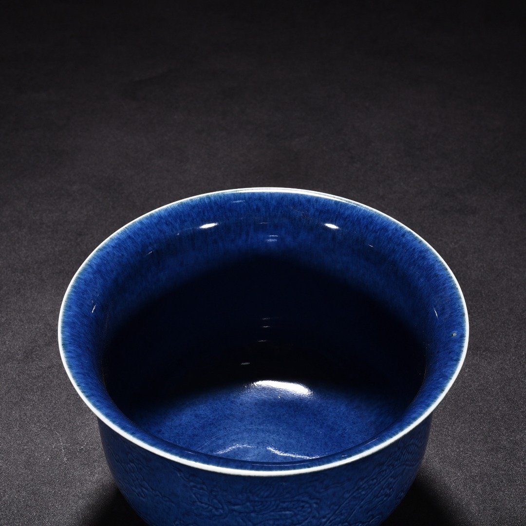 Ming Dynasty Xuande blue and white flower-sprinkled blue glaze golden bell bowl