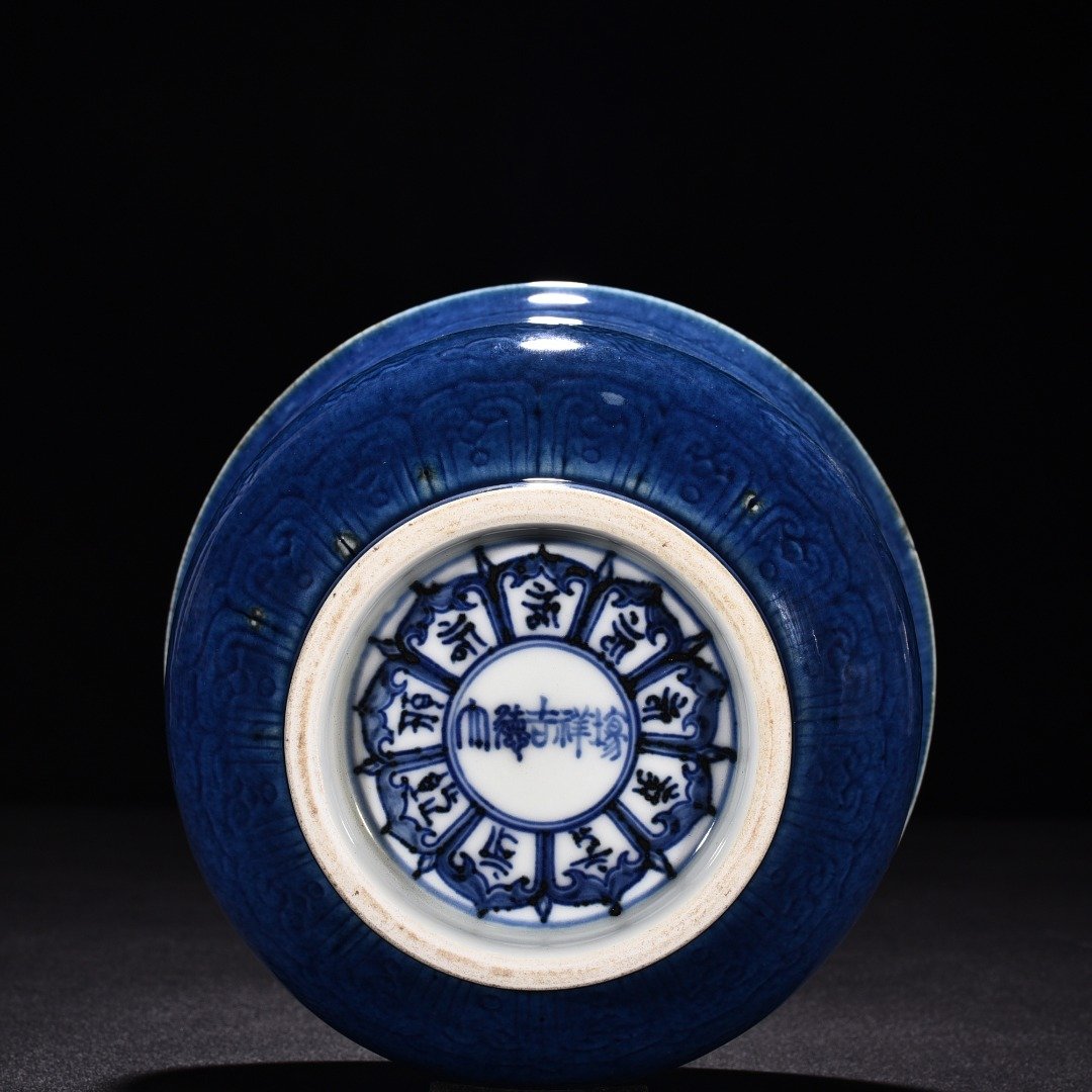 Ming Dynasty Xuande blue and white flower-sprinkled blue glaze golden bell bowl