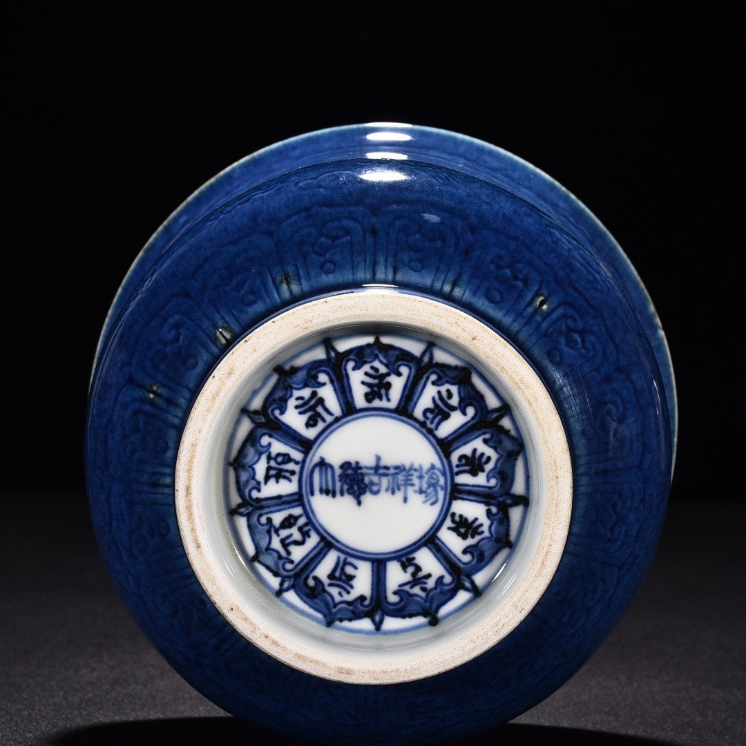 Ming Dynasty Xuande blue and white flower-sprinkled blue glaze golden bell bowl