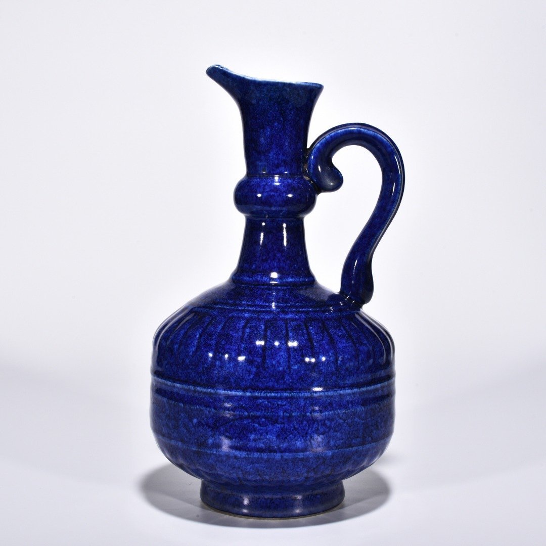 Ming Dynasty Xuande blue flower with blue glaze and engraved flower pattern
