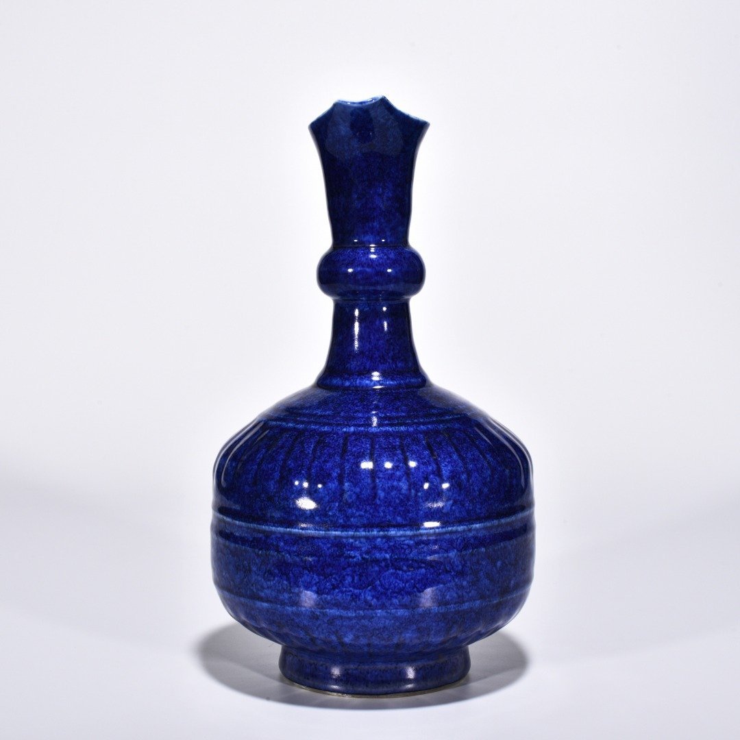 Ming Dynasty Xuande blue flower with blue glaze and engraved flower pattern