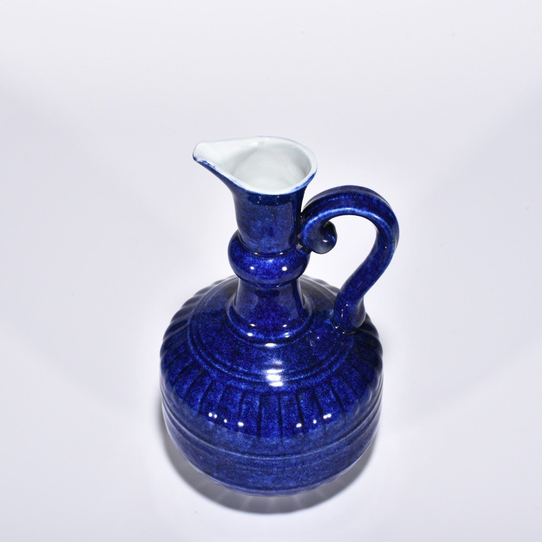 Ming Dynasty Xuande blue flower with blue glaze and engraved flower pattern