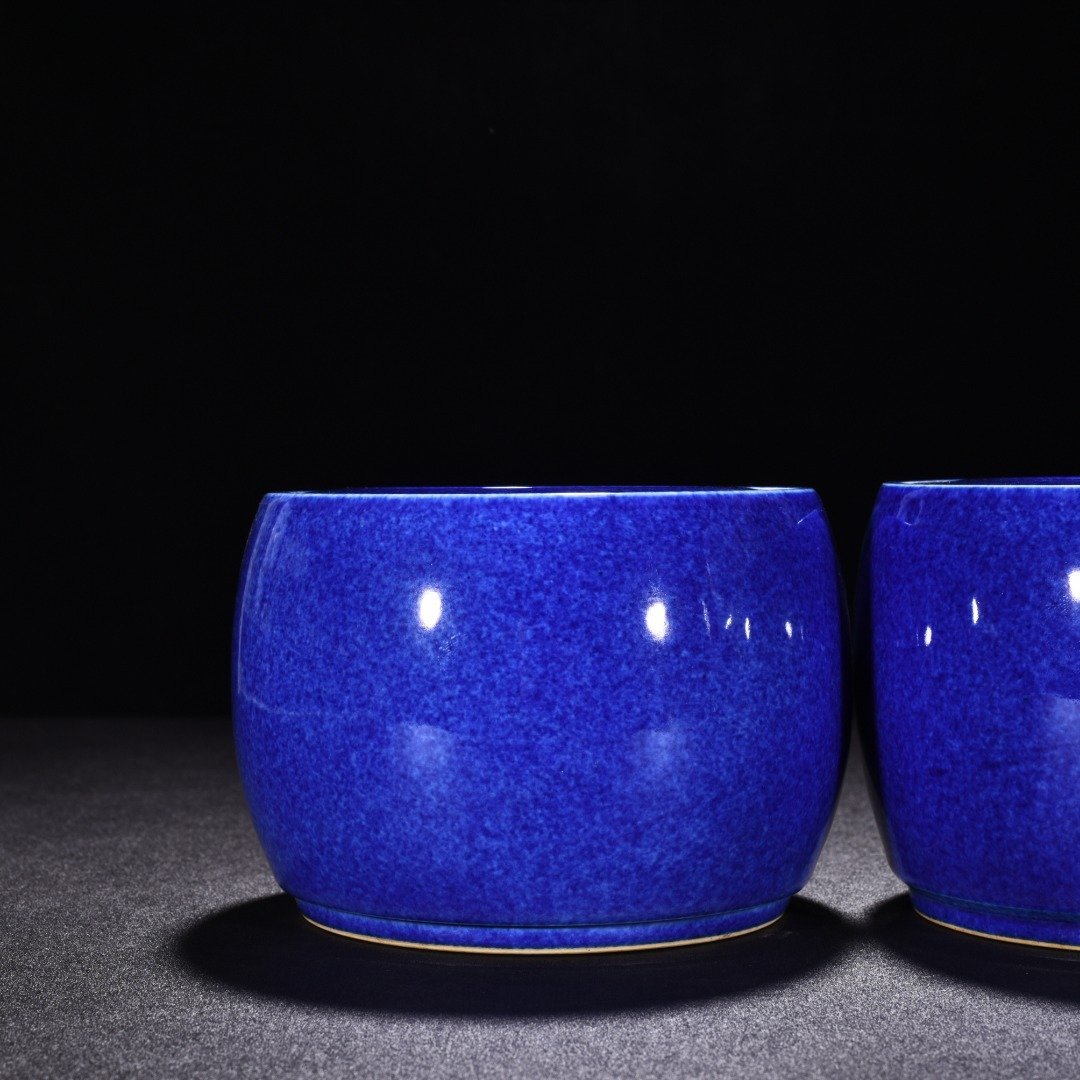 Ming Dynasty Xuande blue flower sprinkled blue glazed cricket jar
