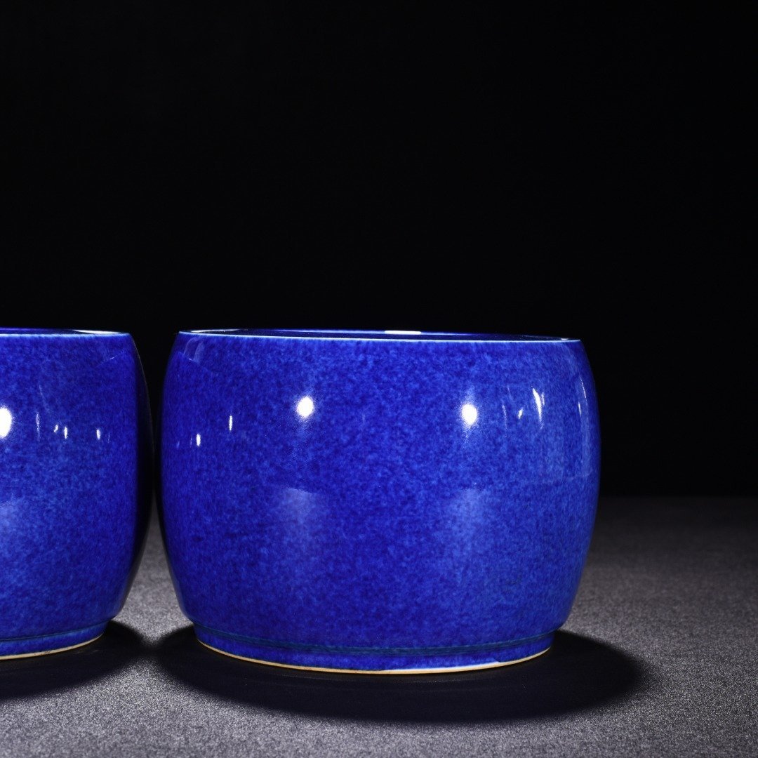 Ming Dynasty Xuande blue flower sprinkled blue glazed cricket jar