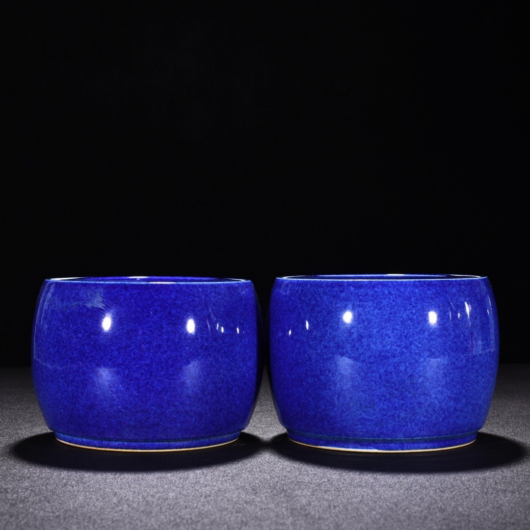 Ming Dynasty Xuande blue flower sprinkled blue glazed cricket jar
