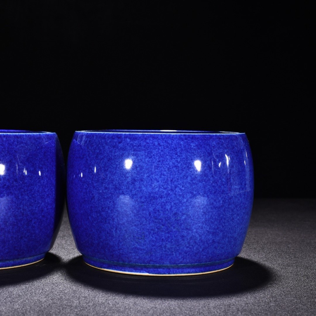 Ming Dynasty Xuande blue flower sprinkled blue glazed cricket jar