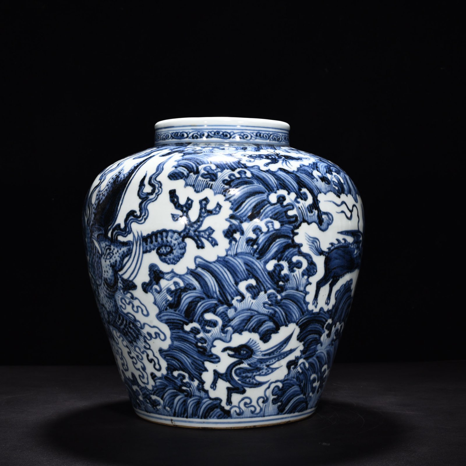 Ming Dynasty Xuande blue and white sea animal pattern jar