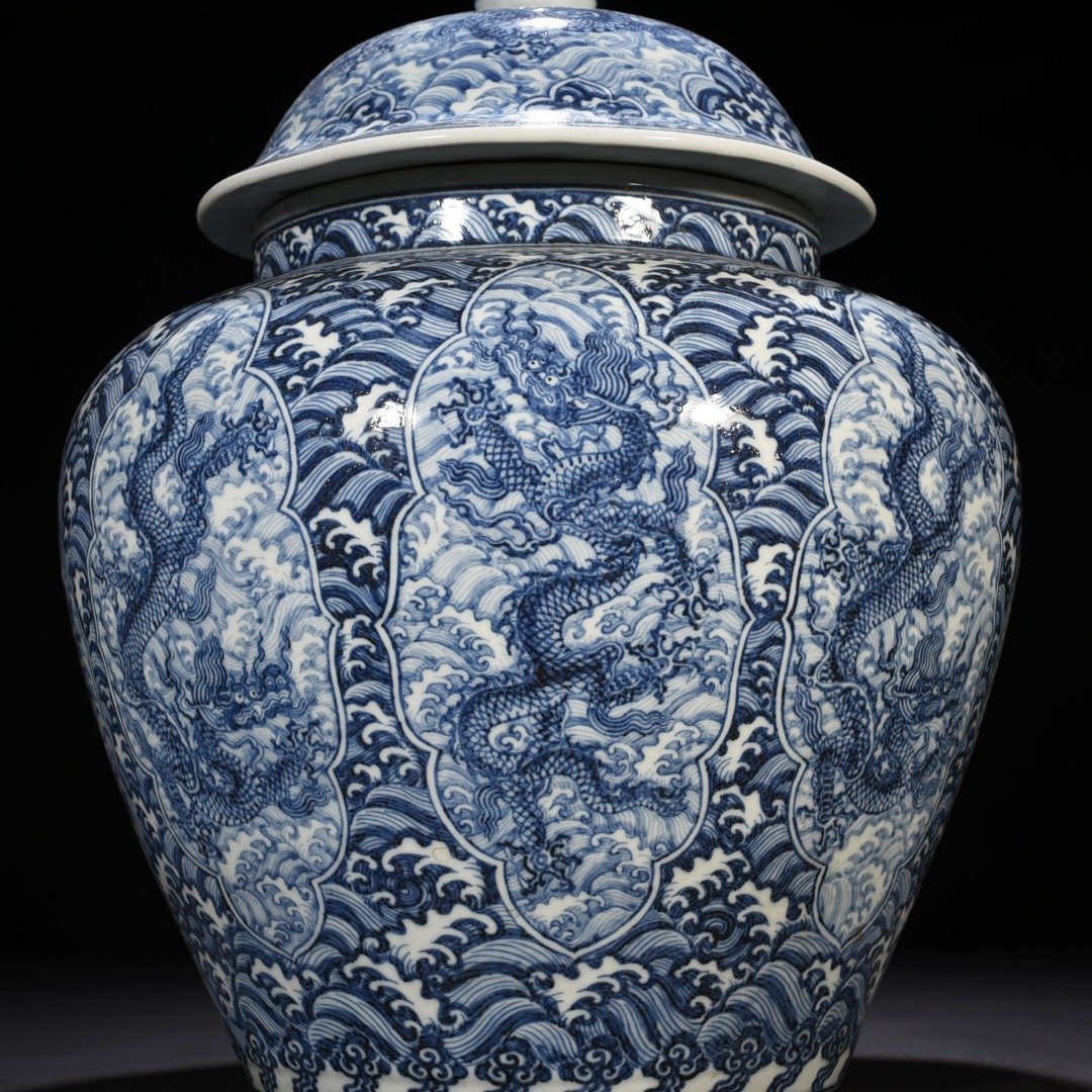 Ming Dynasty Xuande blue and white seawater nine dragon pattern general jar lid jar