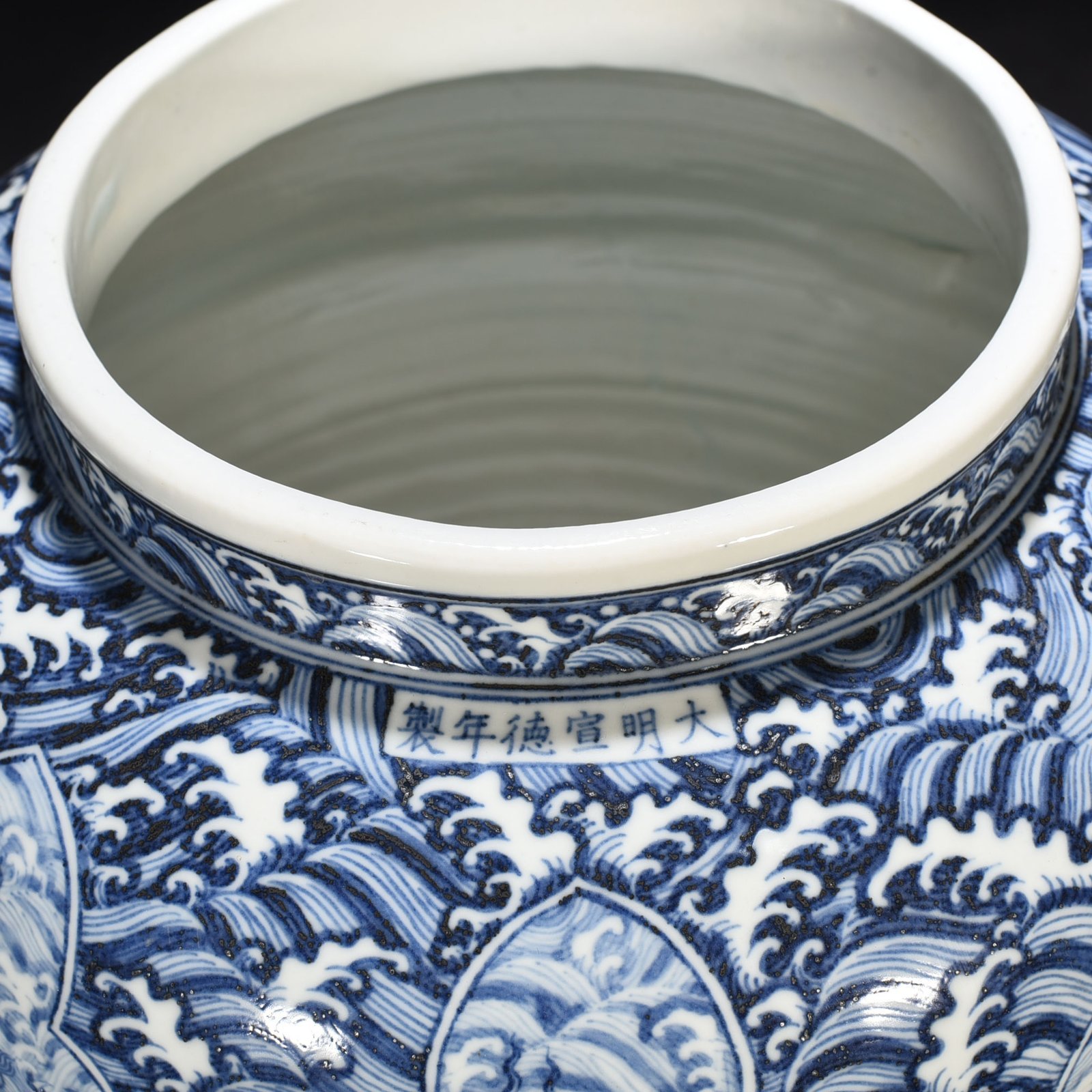 Ming Dynasty Xuande blue and white seawater nine dragon pattern general jar lid jar