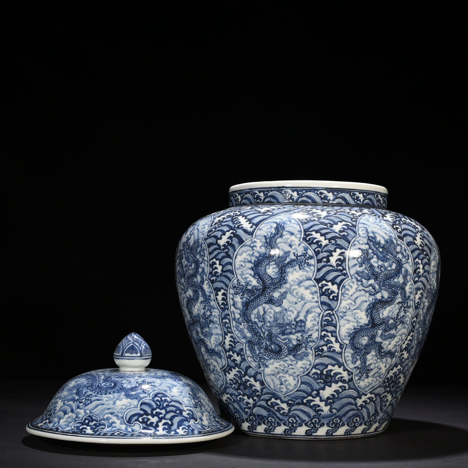 Ming Dynasty Xuande blue and white seawater nine dragon pattern general jar lid jar