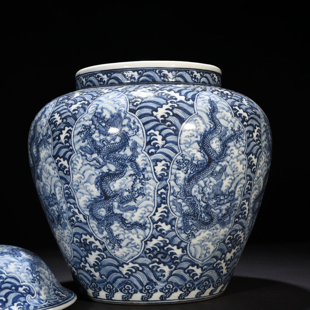 Ming Dynasty Xuande blue and white seawater nine dragon pattern general jar lid jar