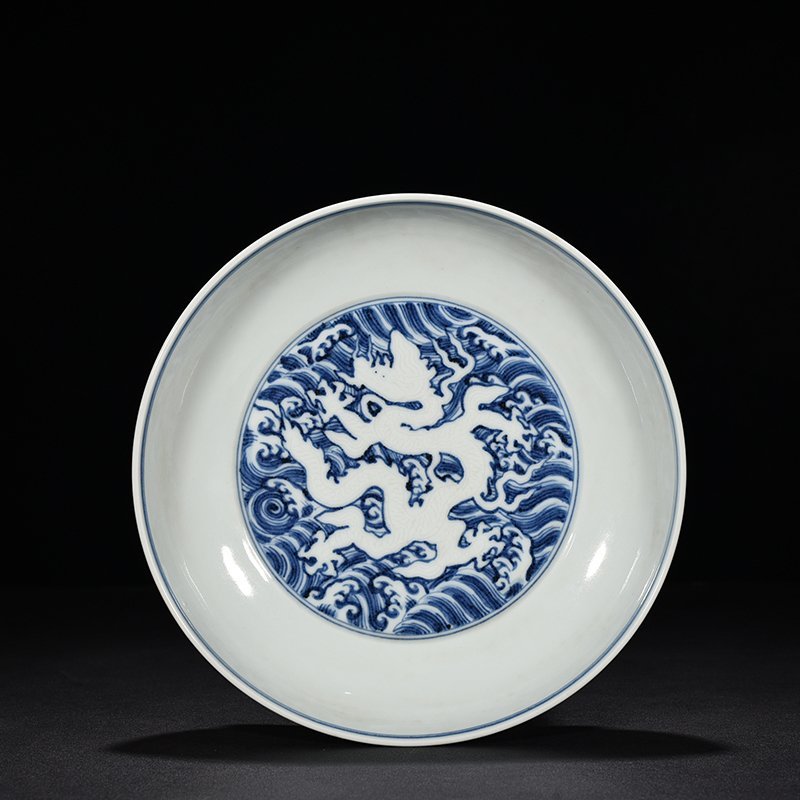 Ming Dynasty Xuande blue and white seawater plate with nine