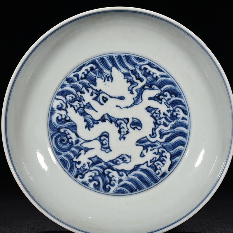 Ming Dynasty Xuande blue and white seawater plate with nine