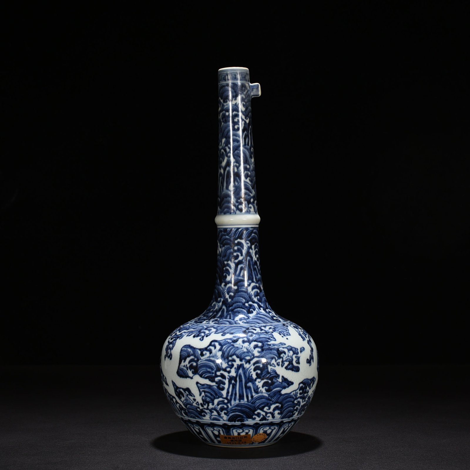 Ming Dynasty Xuande blue and white seawater gallbladder vase