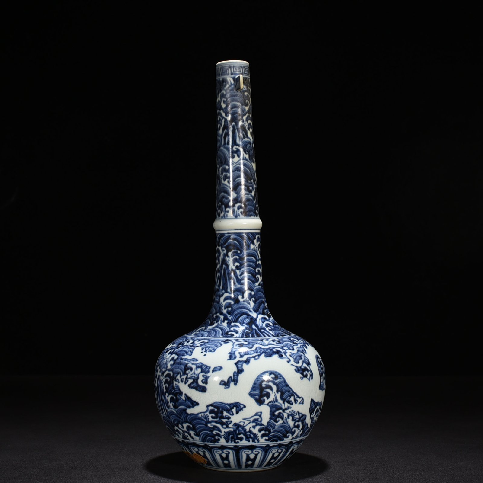 Ming Dynasty Xuande blue and white seawater gallbladder vase