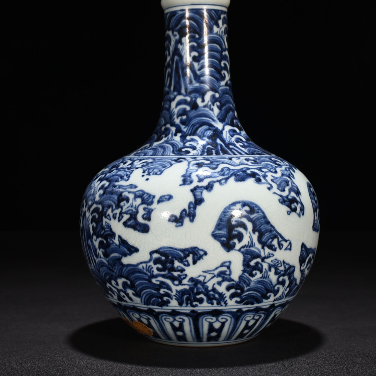 Ming Dynasty Xuande blue and white seawater gallbladder vase