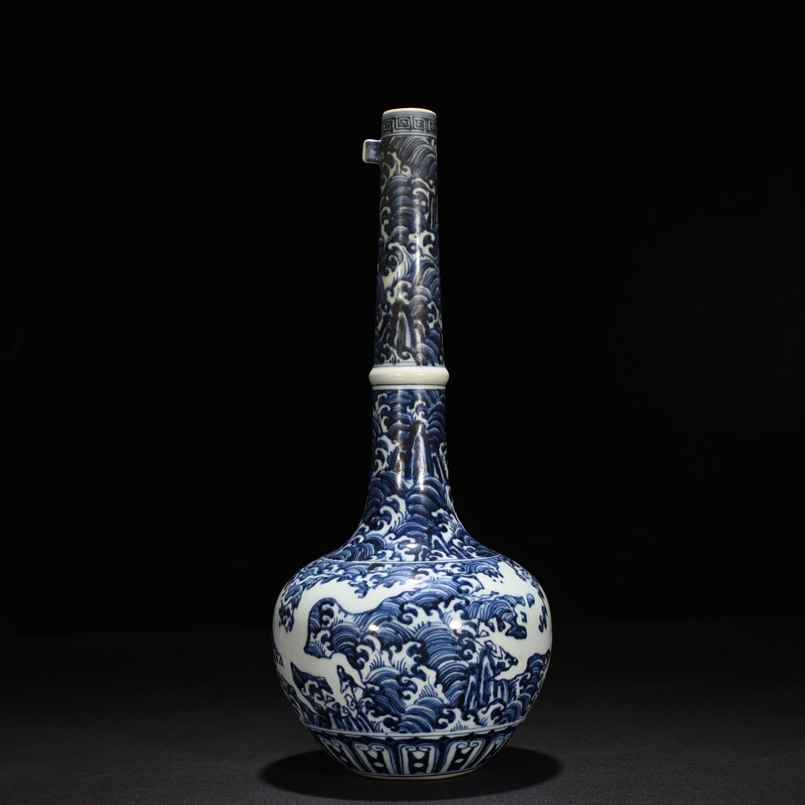 Ming Dynasty Xuande blue and white seawater gallbladder vase