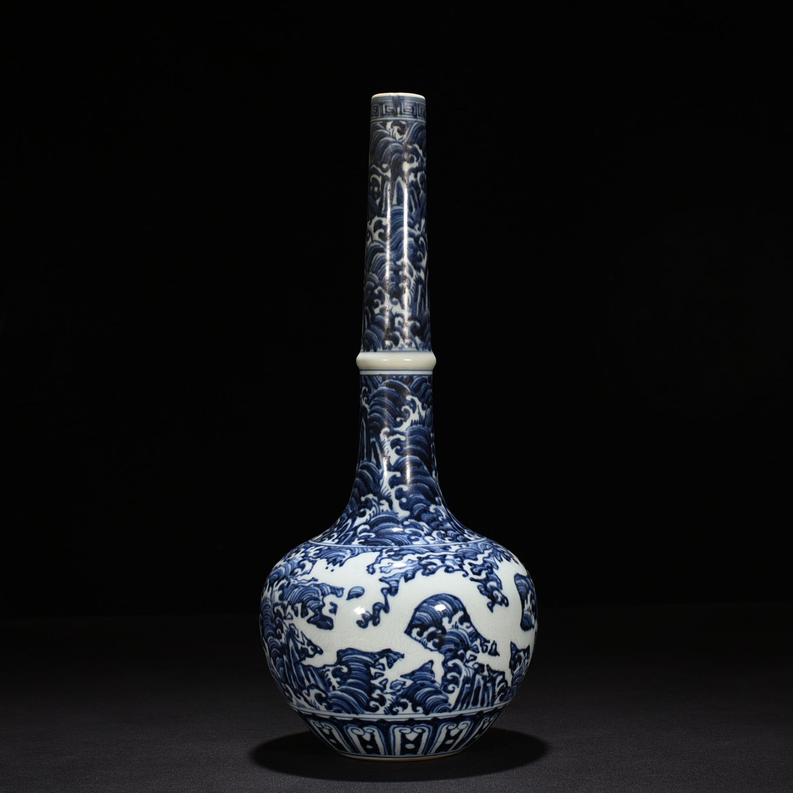 Ming Dynasty Xuande blue and white seawater gallbladder vase