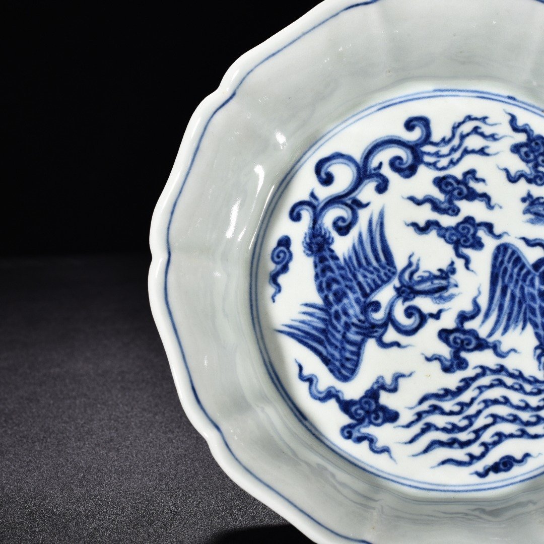 Ming Dynasty Xuande blue and white seawater double phoenix pattern ten edge wash