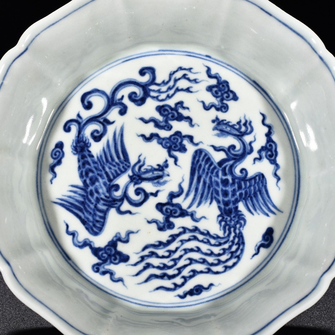 Ming Dynasty Xuande blue and white seawater double phoenix pattern ten edge wash