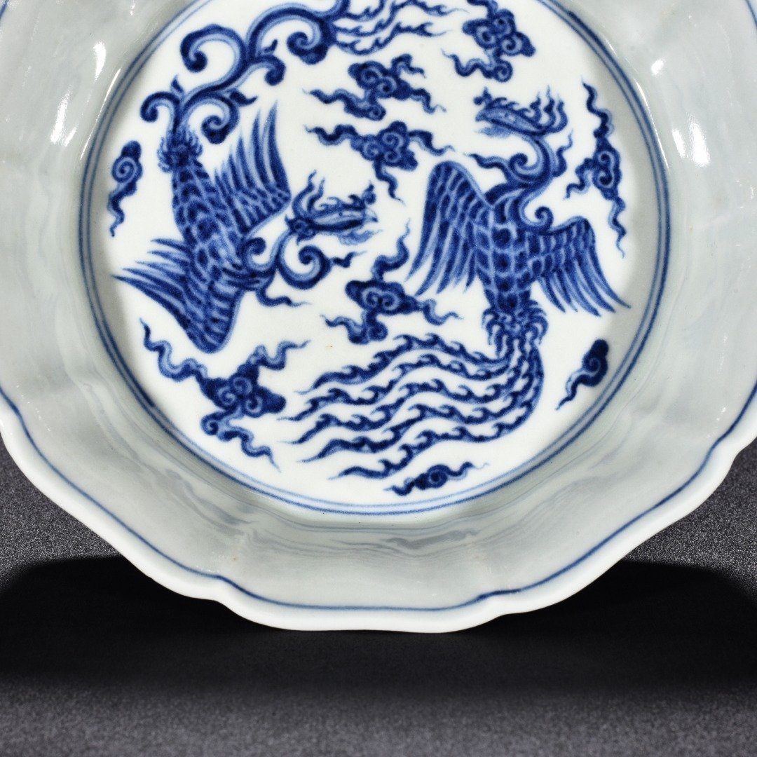 Ming Dynasty Xuande blue and white seawater double phoenix pattern ten edge wash