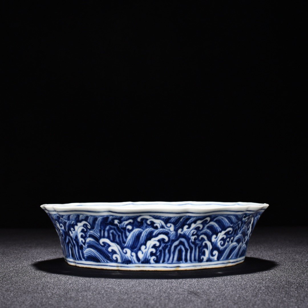 Ming Dynasty Xuande blue and white seawater double phoenix pattern ten edge wash