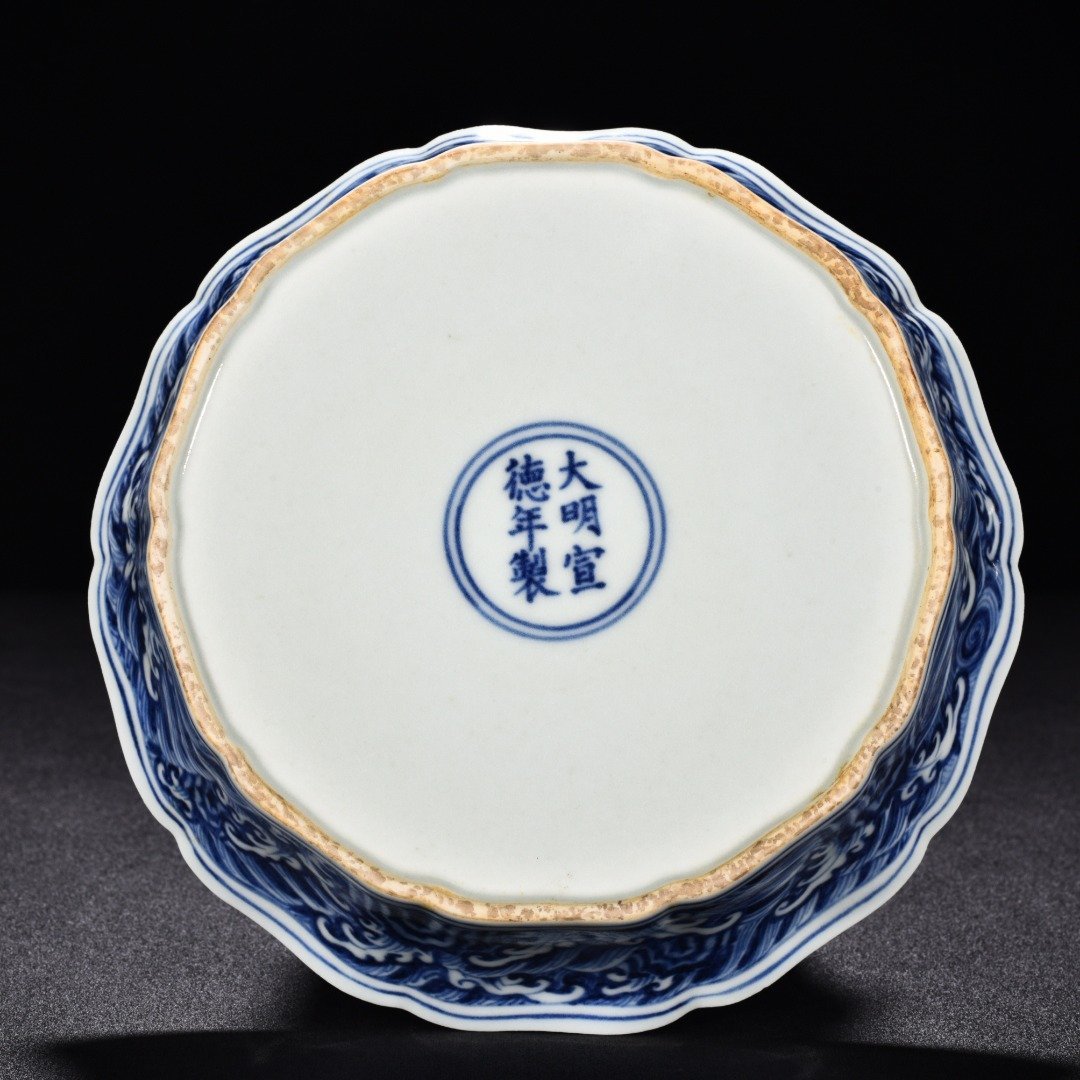 Ming Dynasty Xuande blue and white seawater double phoenix pattern ten edge wash