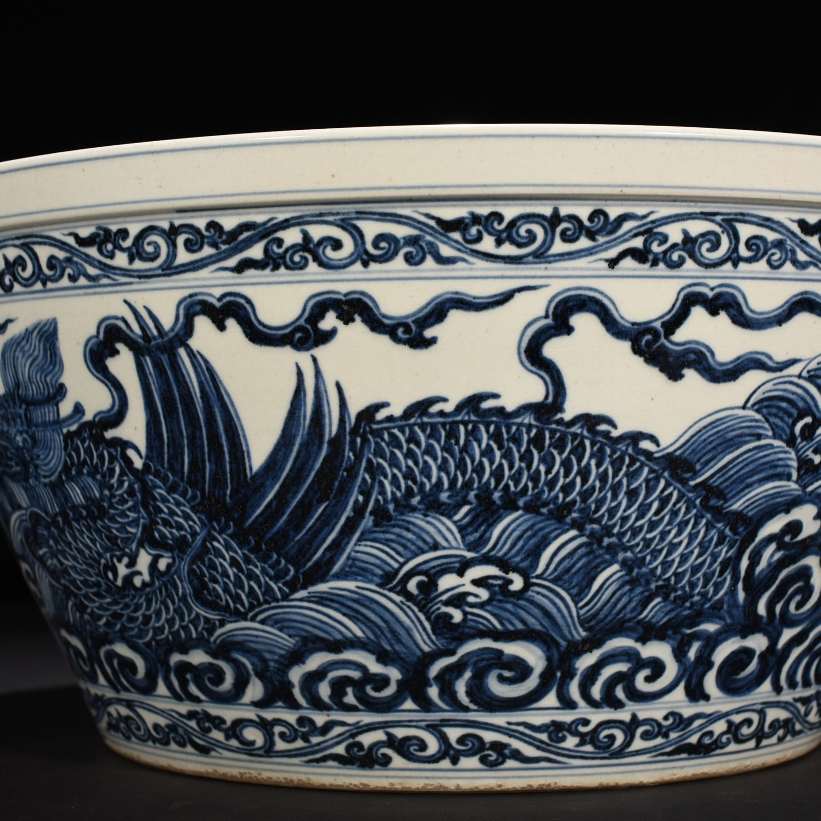 Ming Dynasty Xuande blue and white seawater pterosaur pattern vat