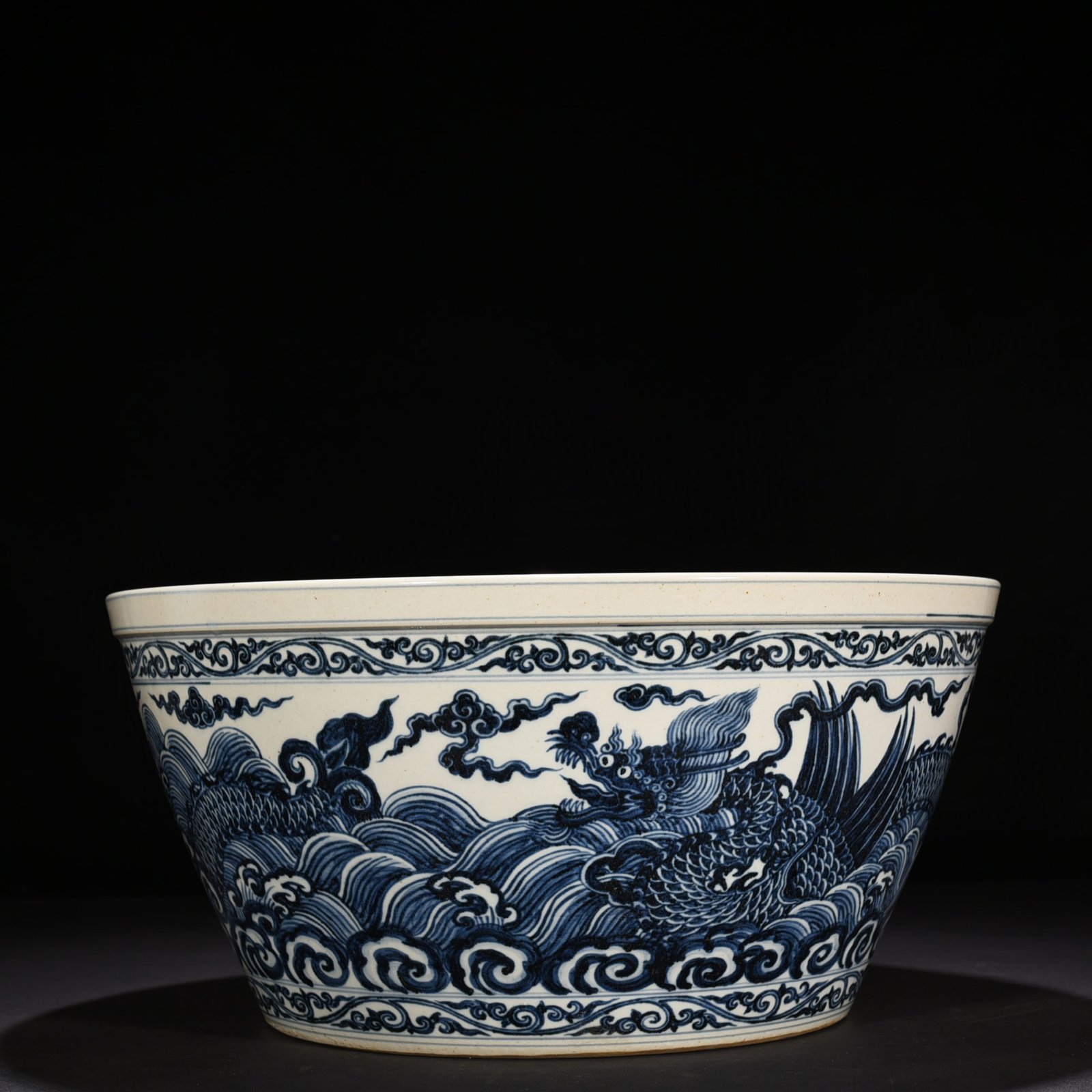 Ming Dynasty Xuande blue and white seawater pterosaur pattern vat