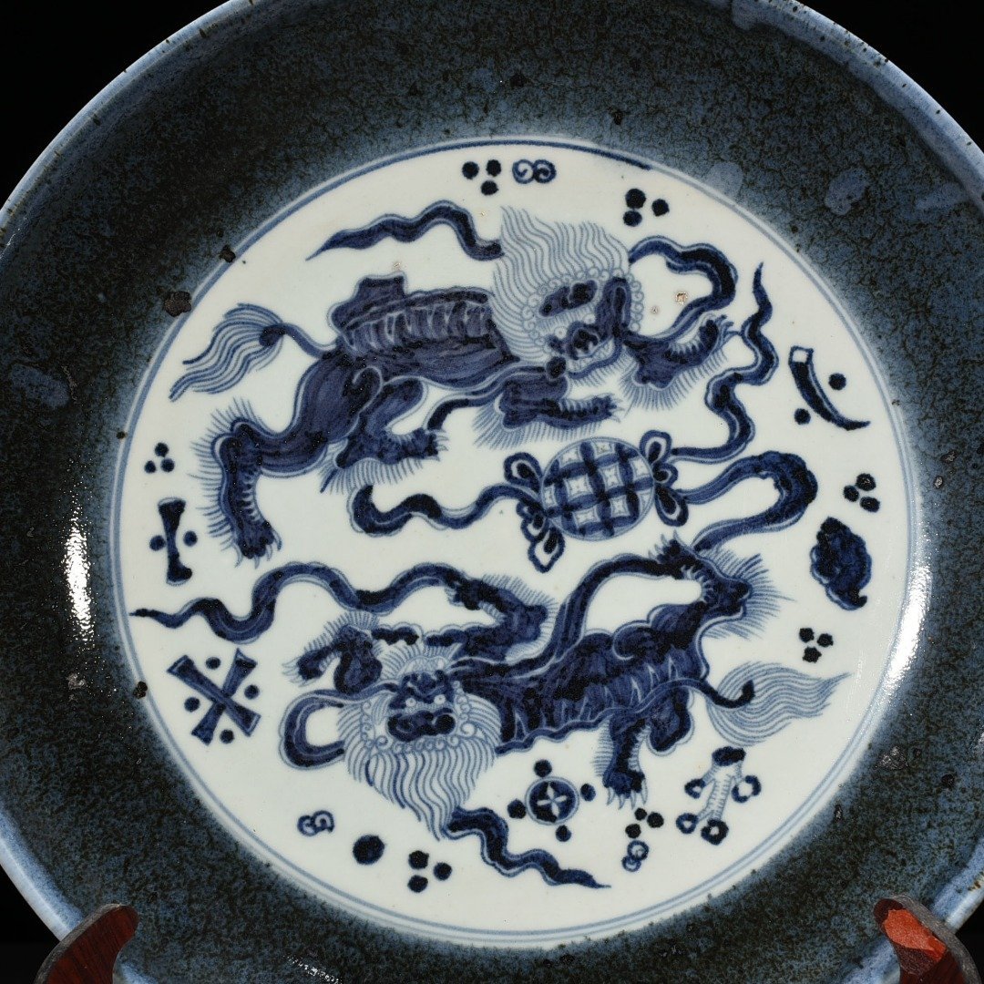 Ming Dynasty Xuande blue and white lion rolling hydrangea pattern dish