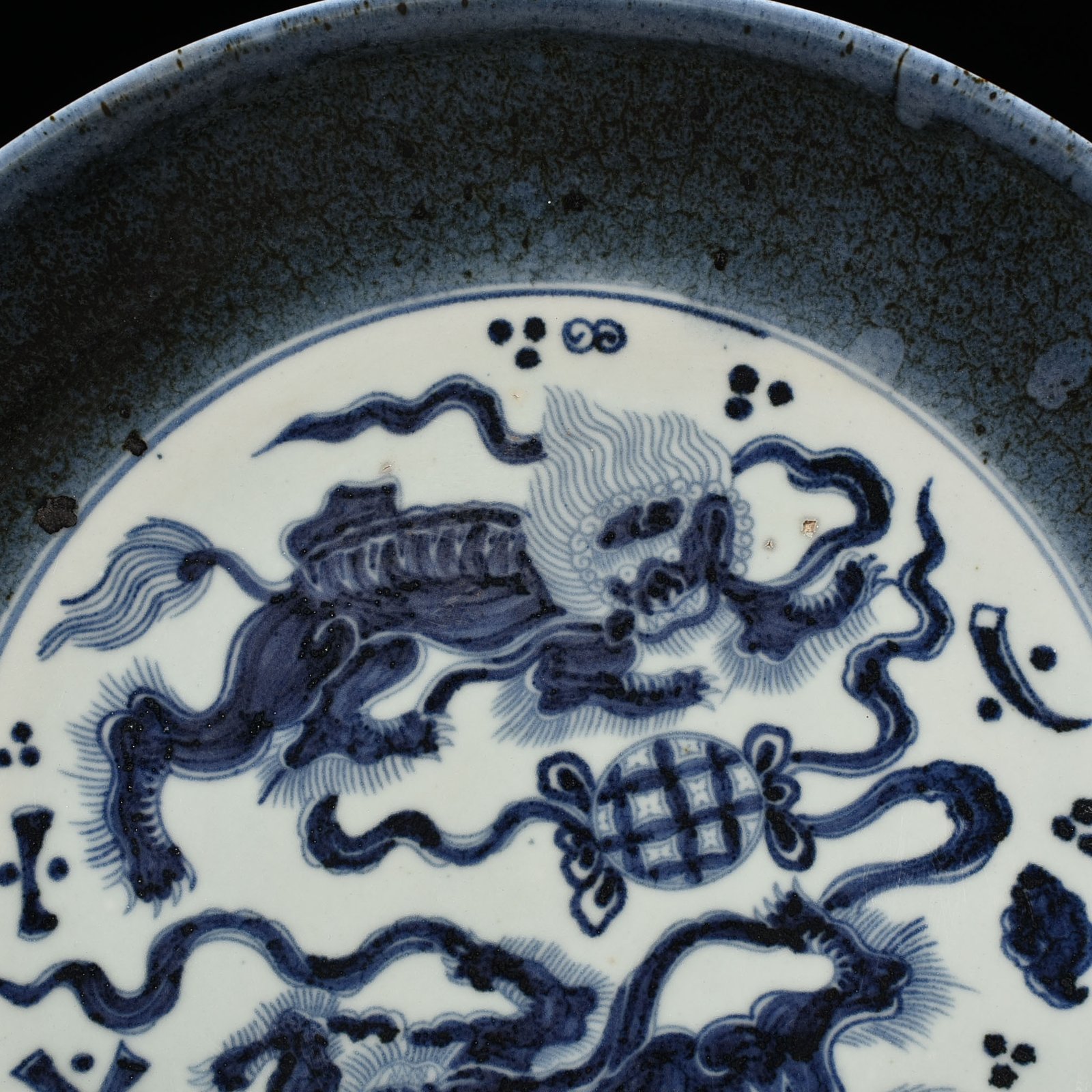 Ming Dynasty Xuande blue and white lion rolling hydrangea pattern dish