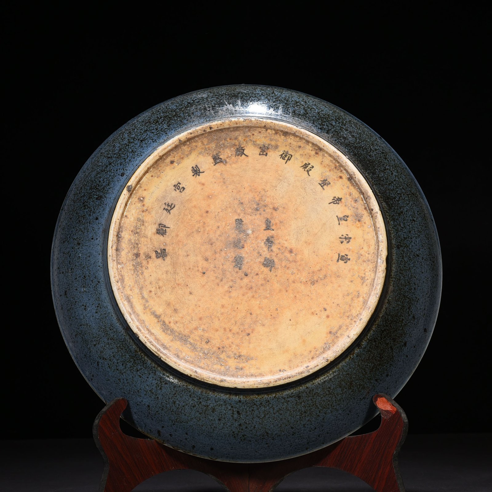 Ming Dynasty Xuande blue and white lion rolling hydrangea pattern dish