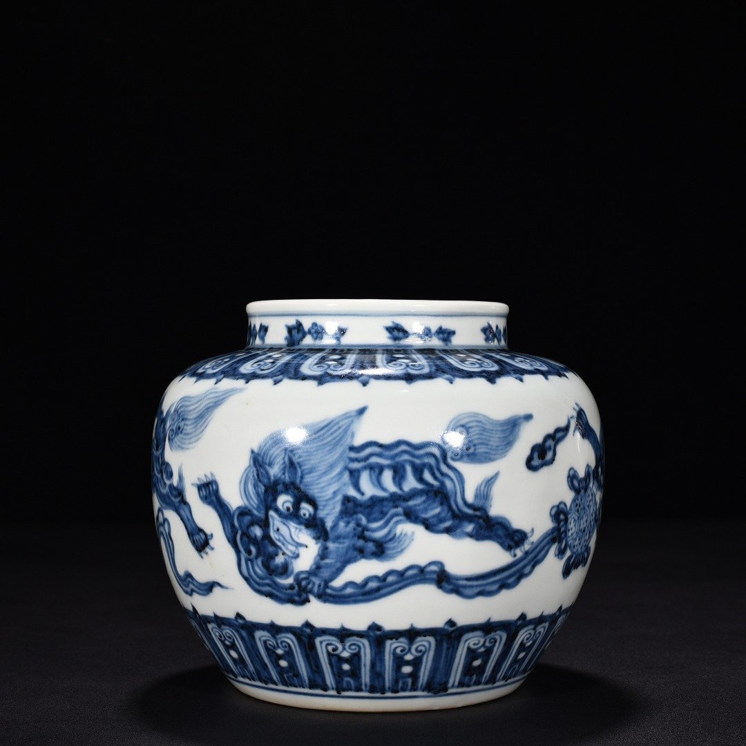 Ming Dynasty Xuande blue and white lion hydrangea jar
