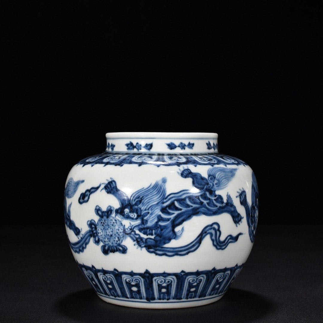 Ming Dynasty Xuande blue and white lion hydrangea jar