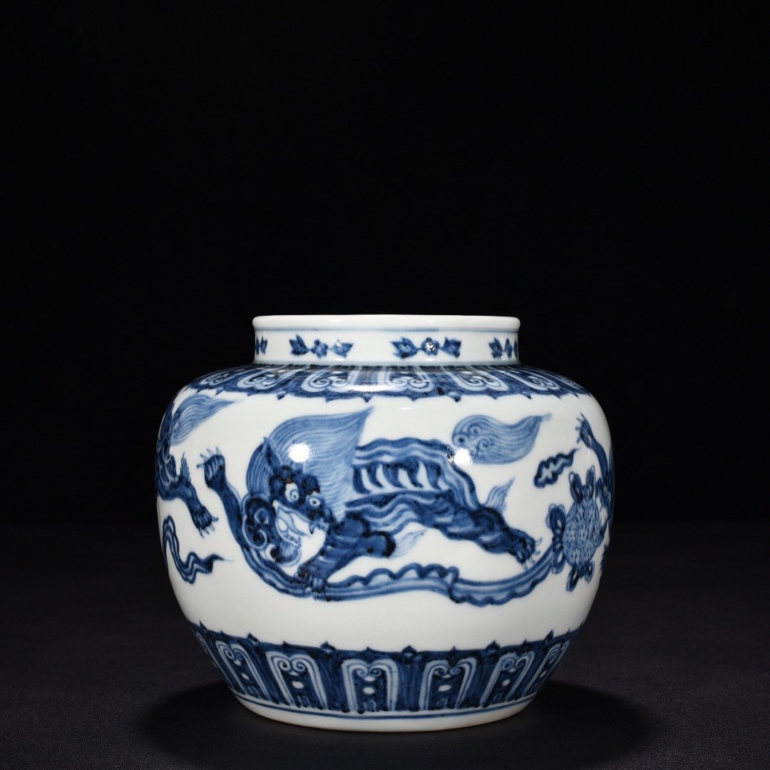 Ming Dynasty Xuande blue and white lion hydrangea jar