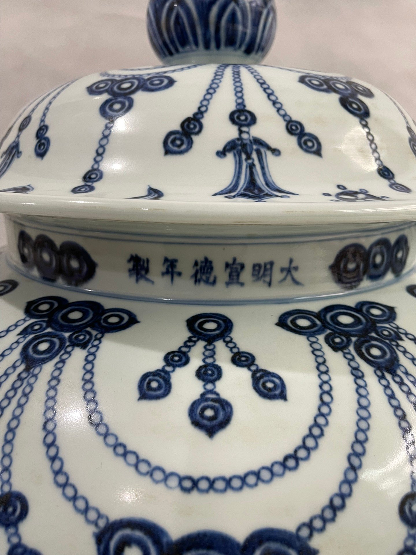 Ming Dynasty and Xuande blue and white enamel pattern general jar